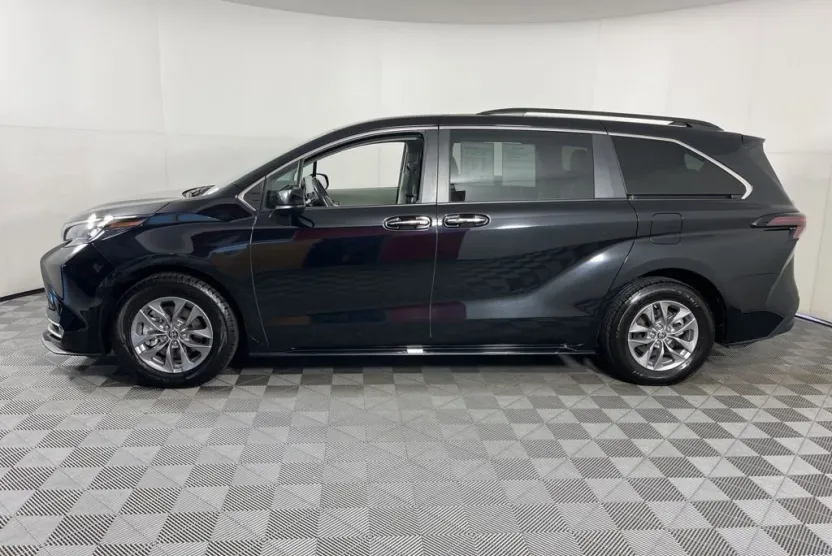 2024 Toyota Sienna XLE photo 1