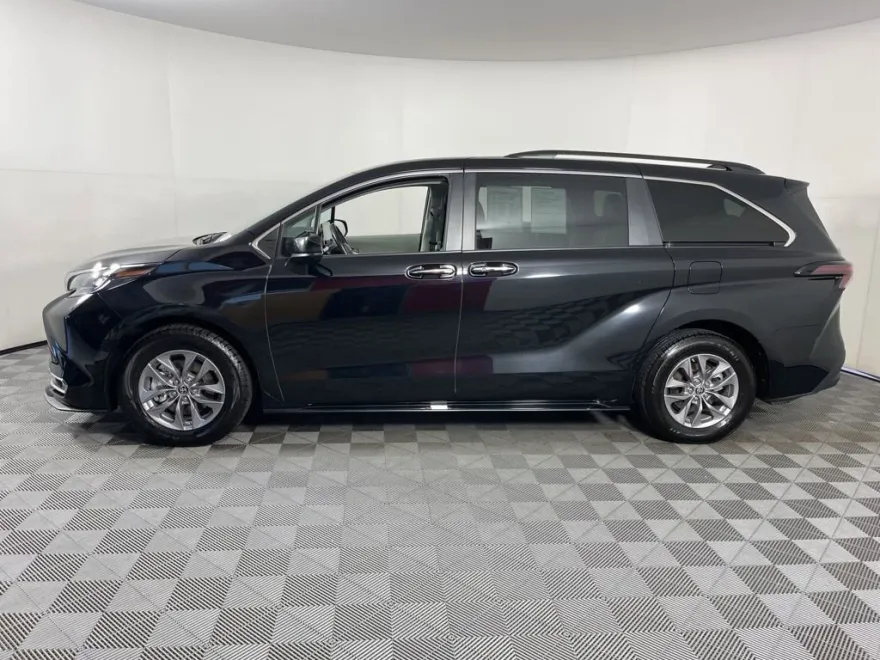 2024 Toyota Sienna XLE photo 1