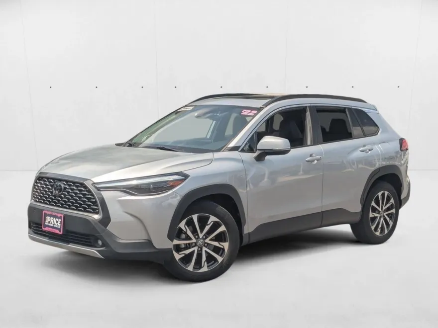 2022 Toyota Corolla Cross XLE photo 1