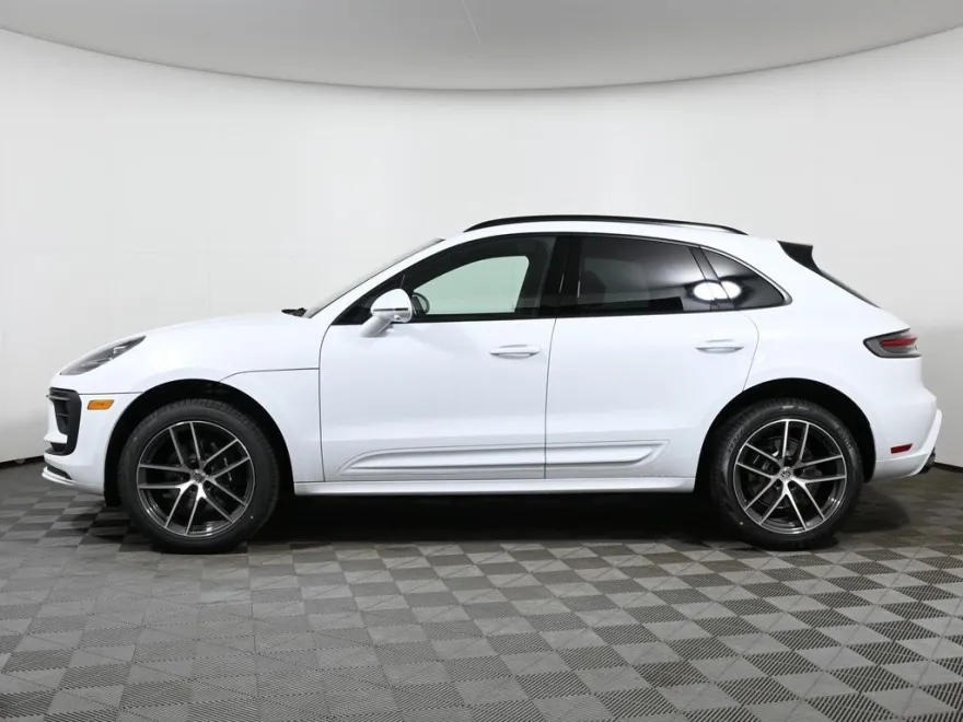 2024 Porsche Macan Base photo 2