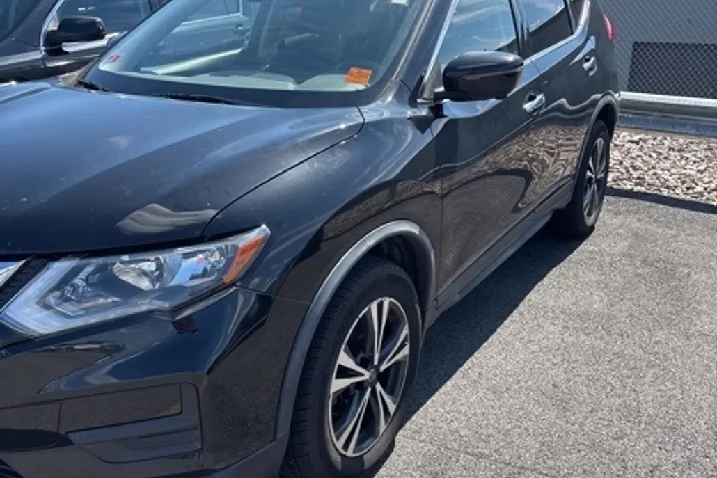 2019 Nissan Rogue SV photo 1