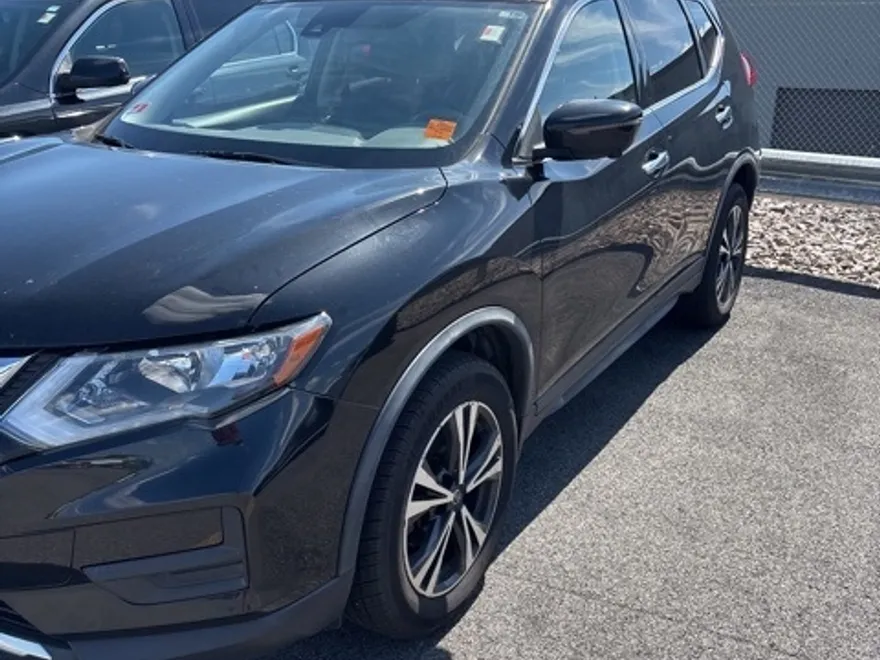 2019 Nissan Rogue SV photo 1