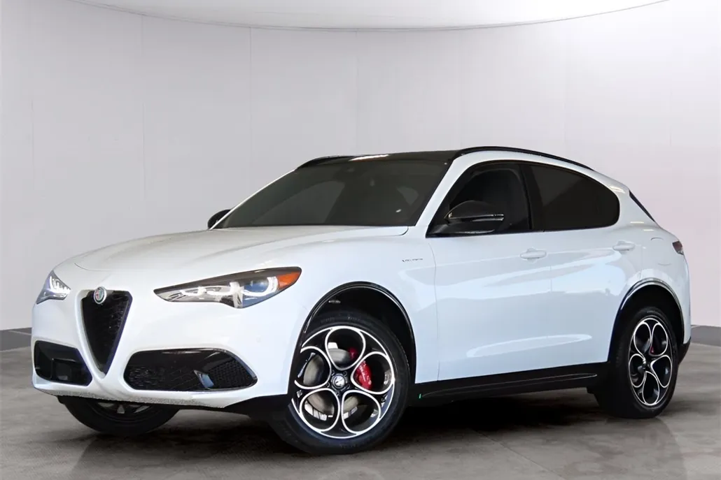 2025 Alfa Romeo Stelvio Sprint Base photo 1