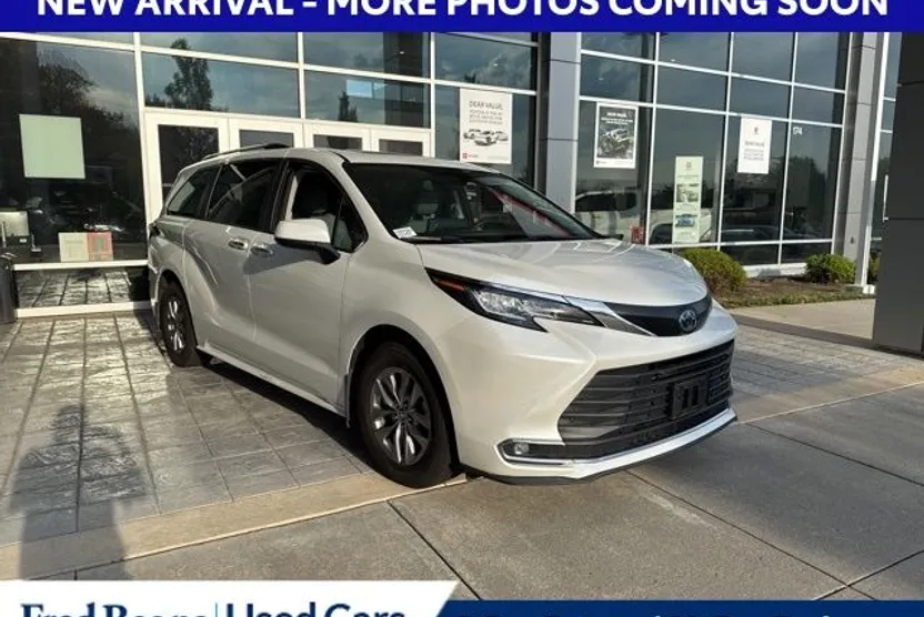 2022 Toyota Sienna XLE photo 1