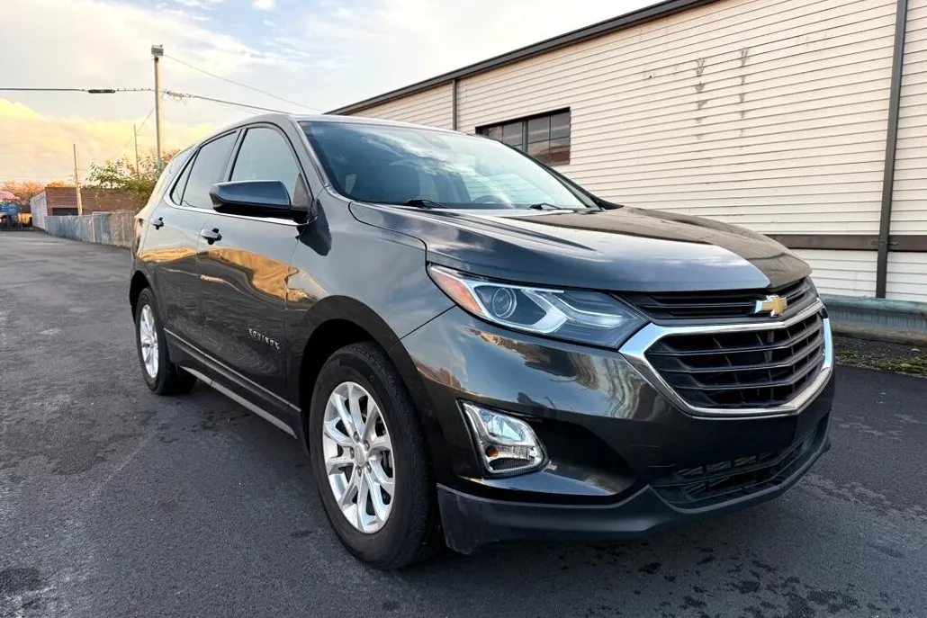2020 Chevrolet Equinox LT photo 1