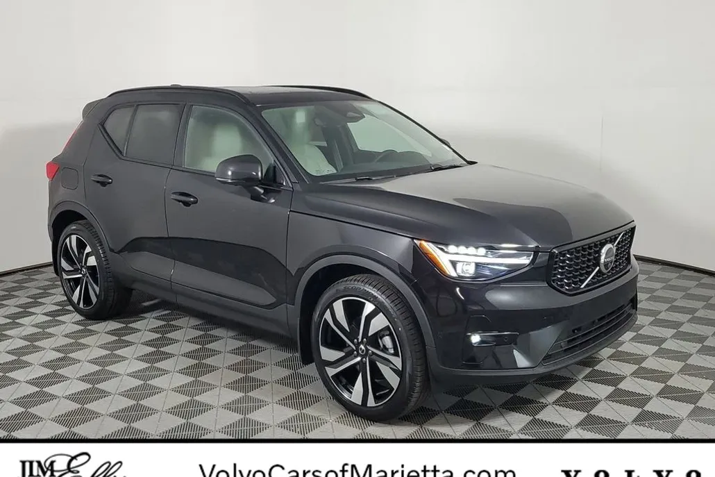 2025 Volvo XC40 Plus photo 1