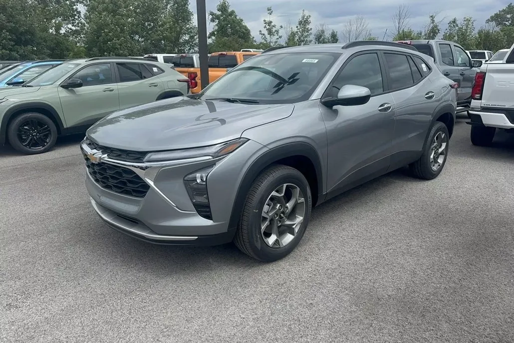 2025 Chevrolet Trax LT photo 1