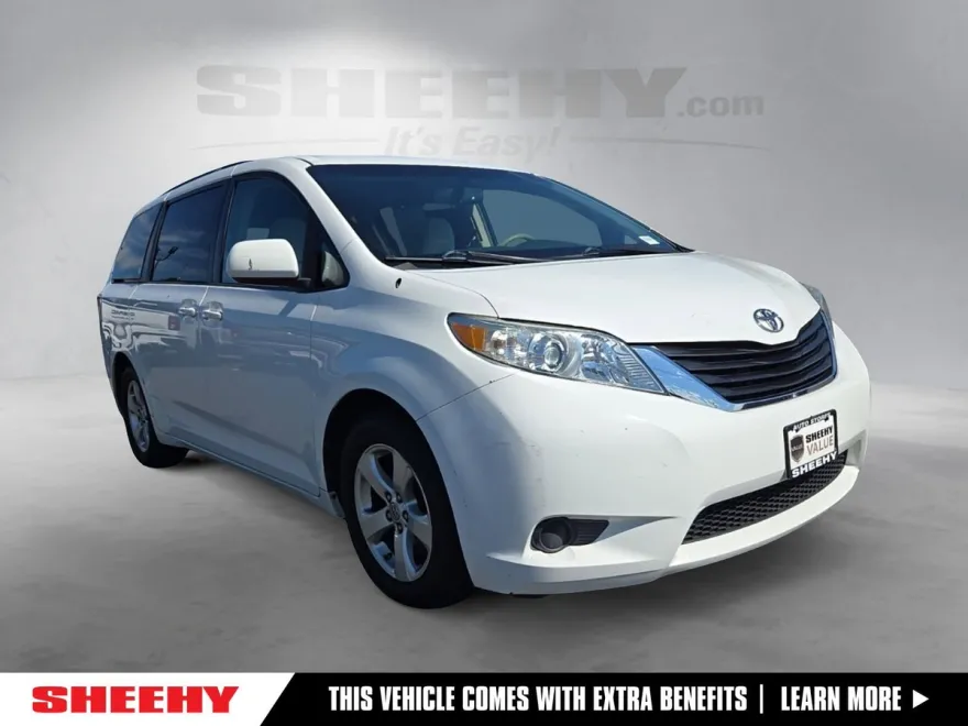 2013 Toyota Sienna LE photo 1