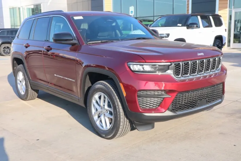 2025 Jeep Grand Cherokee Laredo photo 1