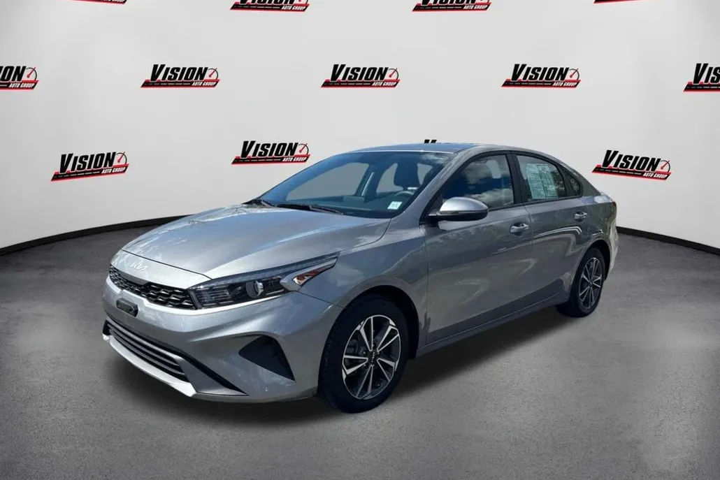2023 Kia Forte LXS photo 1