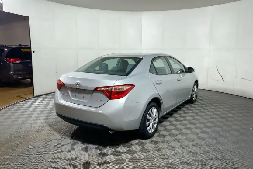 2018 Toyota Corolla LE photo 1