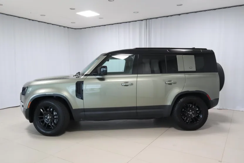 2023 Land Rover Defender 110 SE photo 1