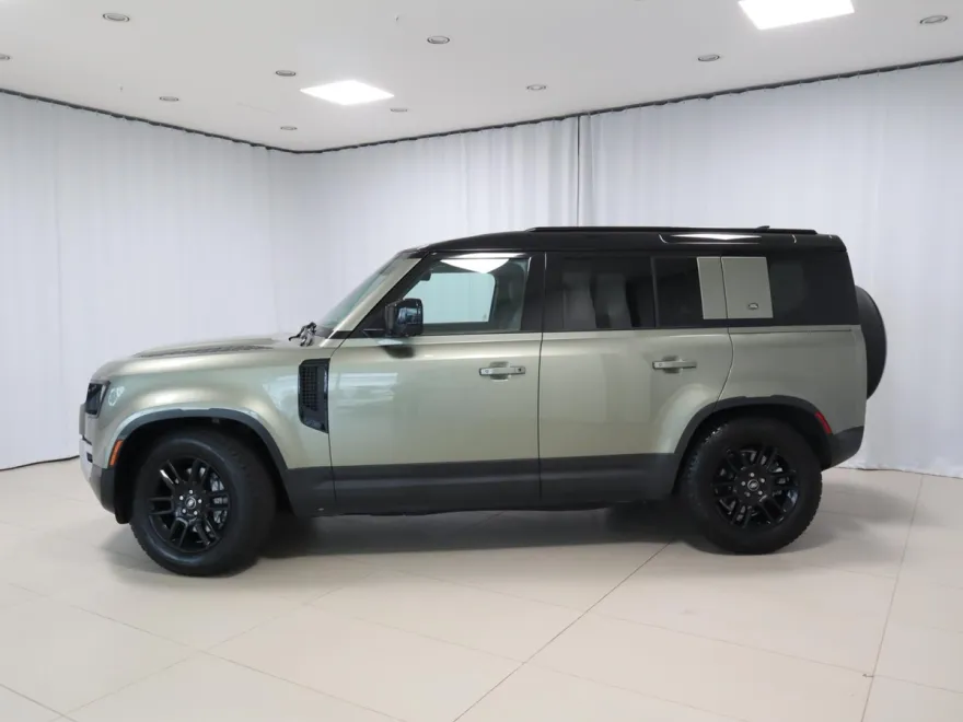 2023 Land Rover Defender 110 SE photo 1