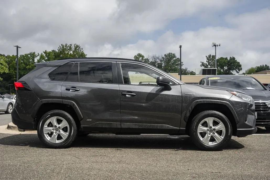 2021 Toyota RAV4 Hybrid LE photo 1