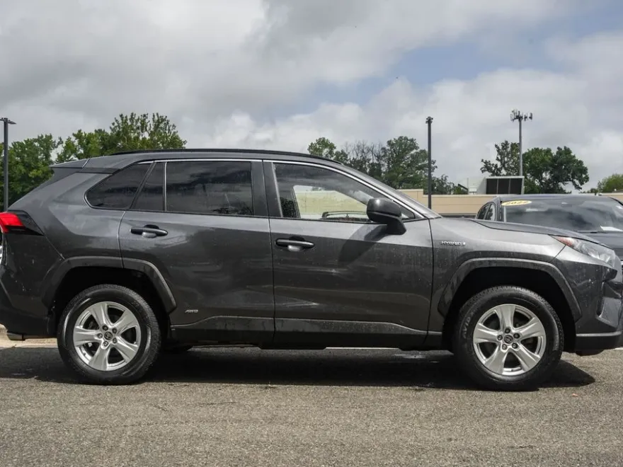 2021 Toyota RAV4 Hybrid LE photo 1