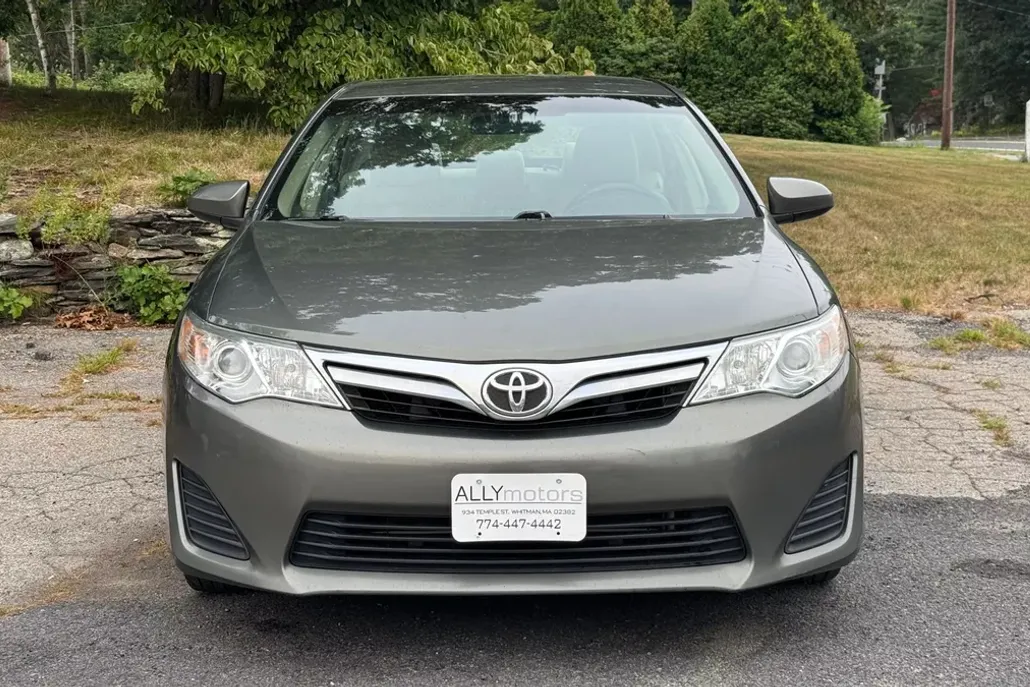 2012 Toyota Camry LE photo 1