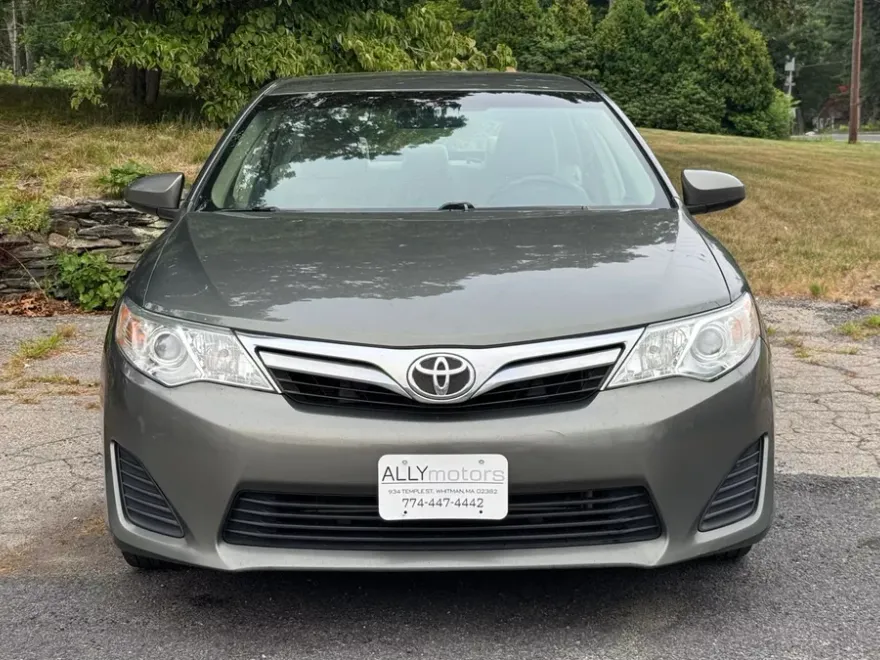 2012 Toyota Camry LE photo 1