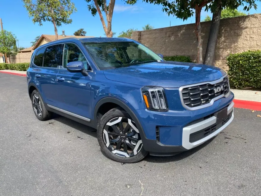 2025 Kia Telluride S photo 1