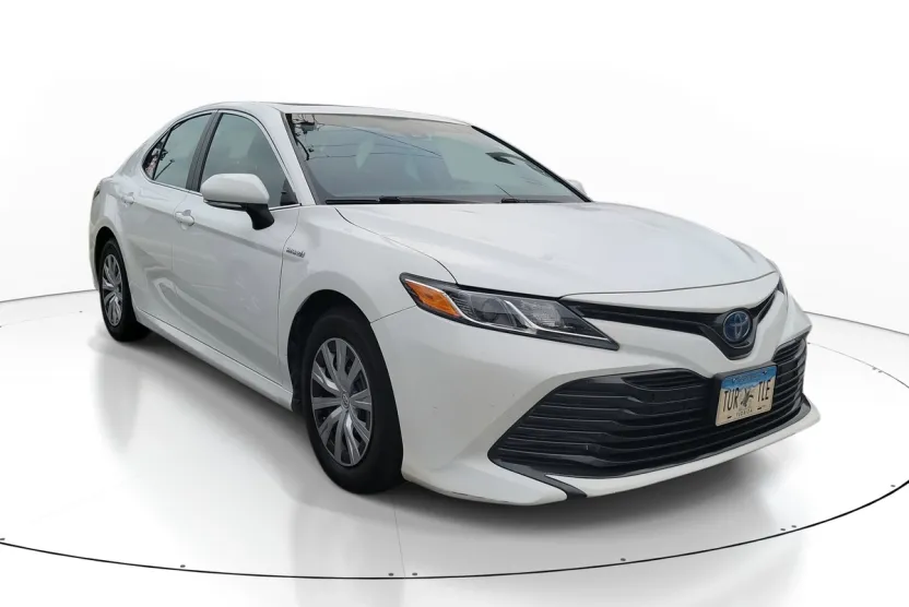 2018 Toyota Camry Hybrid LE photo 1