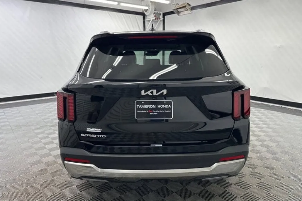 2024 Kia Sorento S photo 1