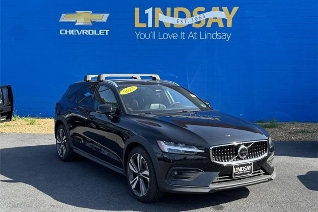 2023 Volvo V60 Cross Country B5 Plus photo 1