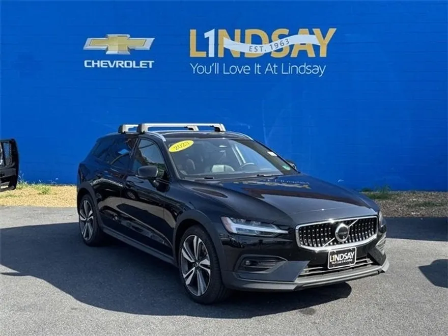 2023 Volvo V60 Cross Country B5 Plus photo 1