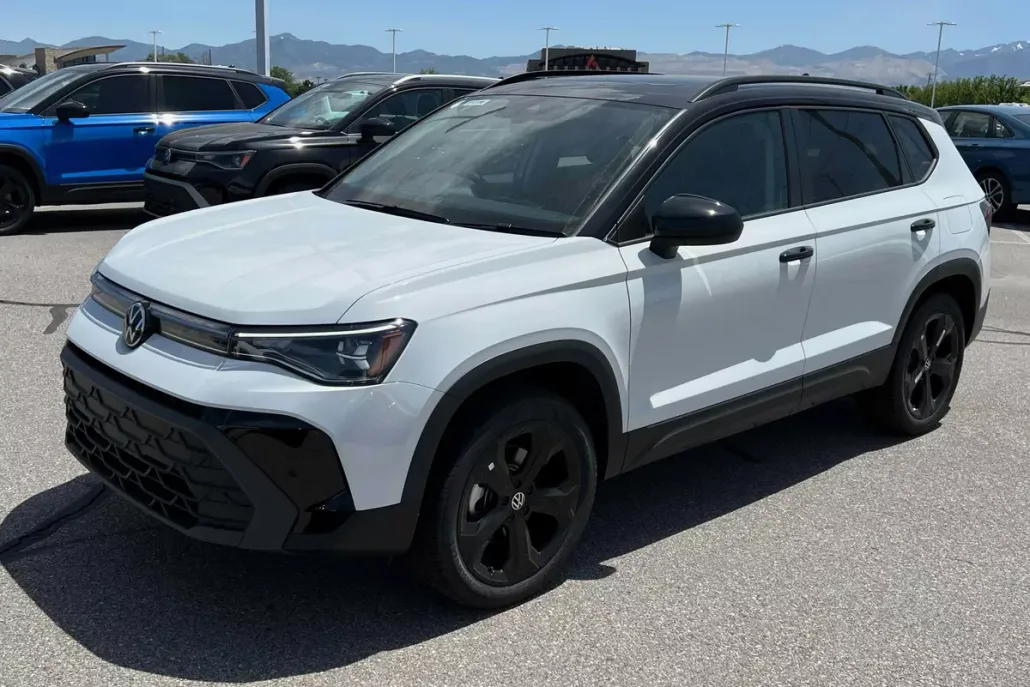 2025 Volkswagen Taos SE photo 1