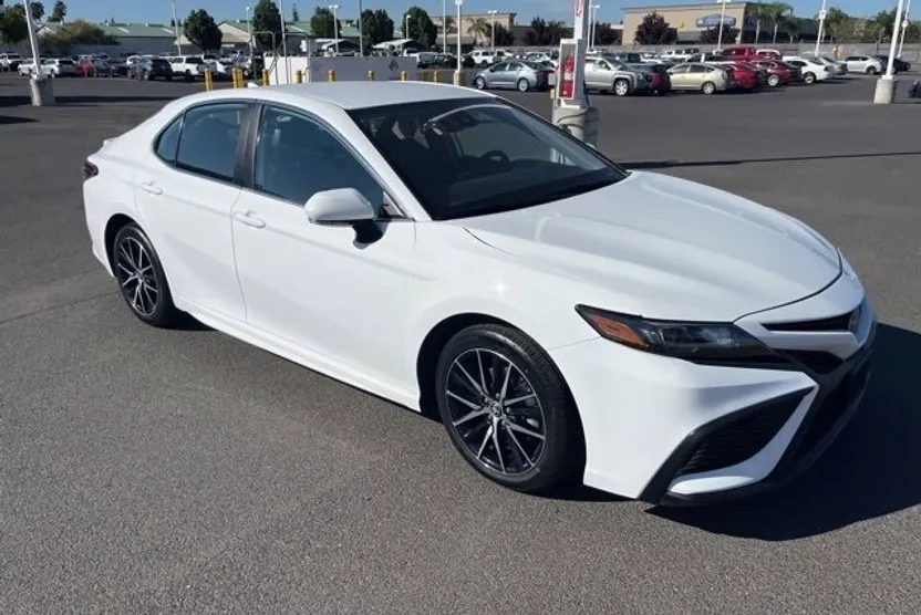 2024 Toyota Camry SE photo 1