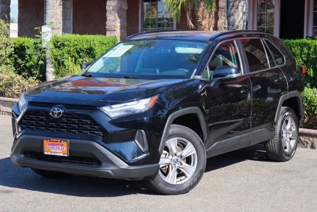 2022 Toyota RAV4 XLE photo 1