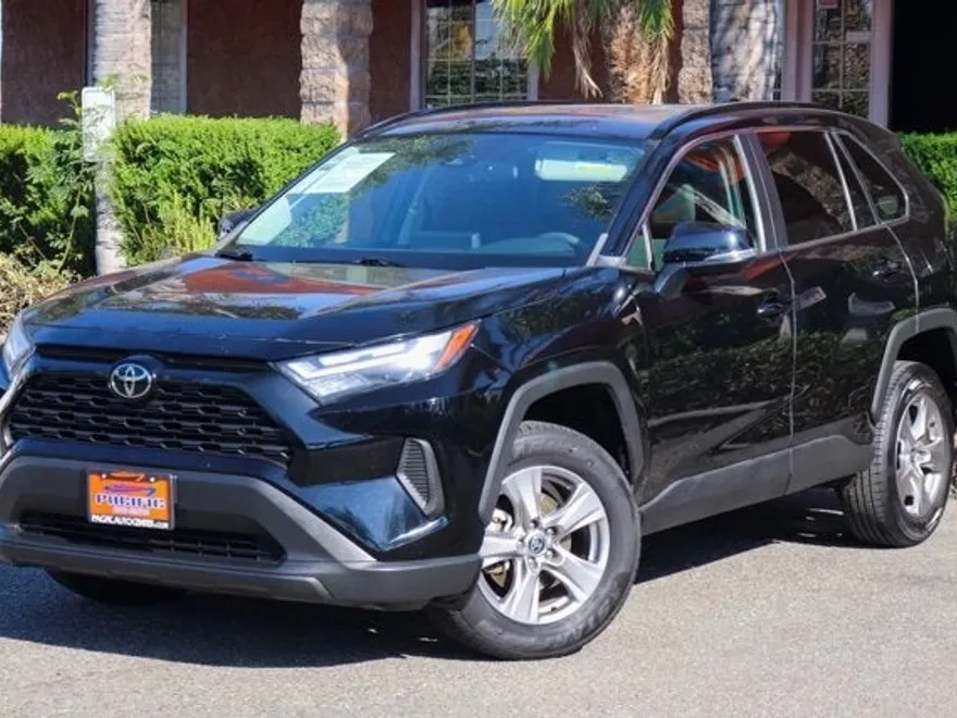 2022 Toyota RAV4 XLE photo 1