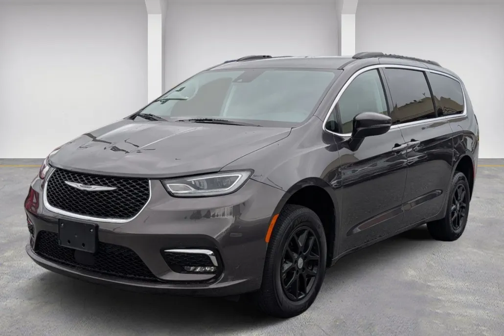 2023 Chrysler Pacifica Touring L photo 1