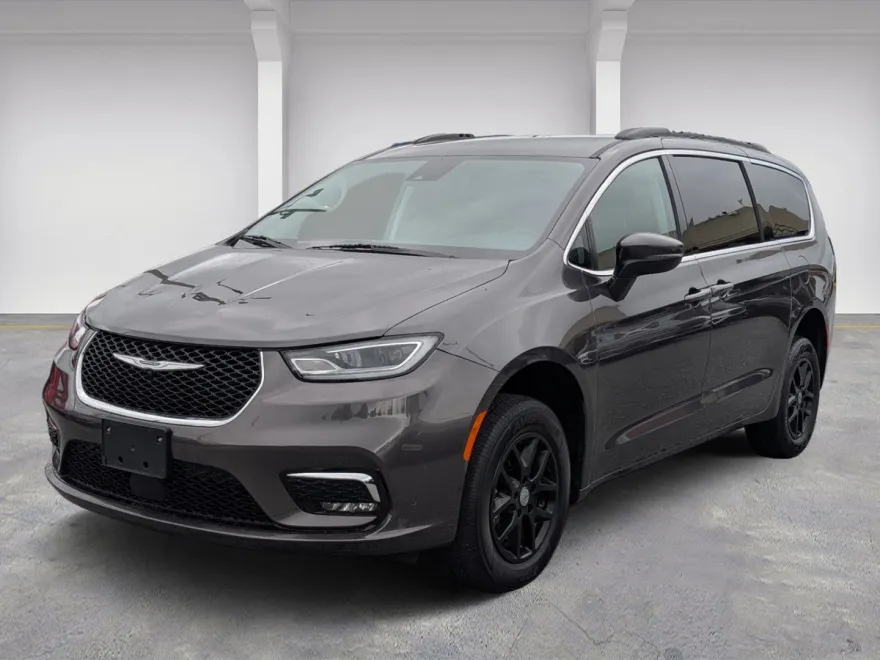 2023 Chrysler Pacifica Touring L photo 1