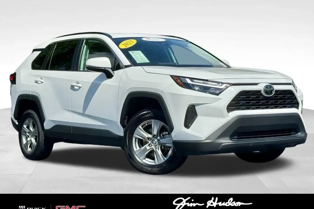 2023 Toyota RAV4 XLE photo 1