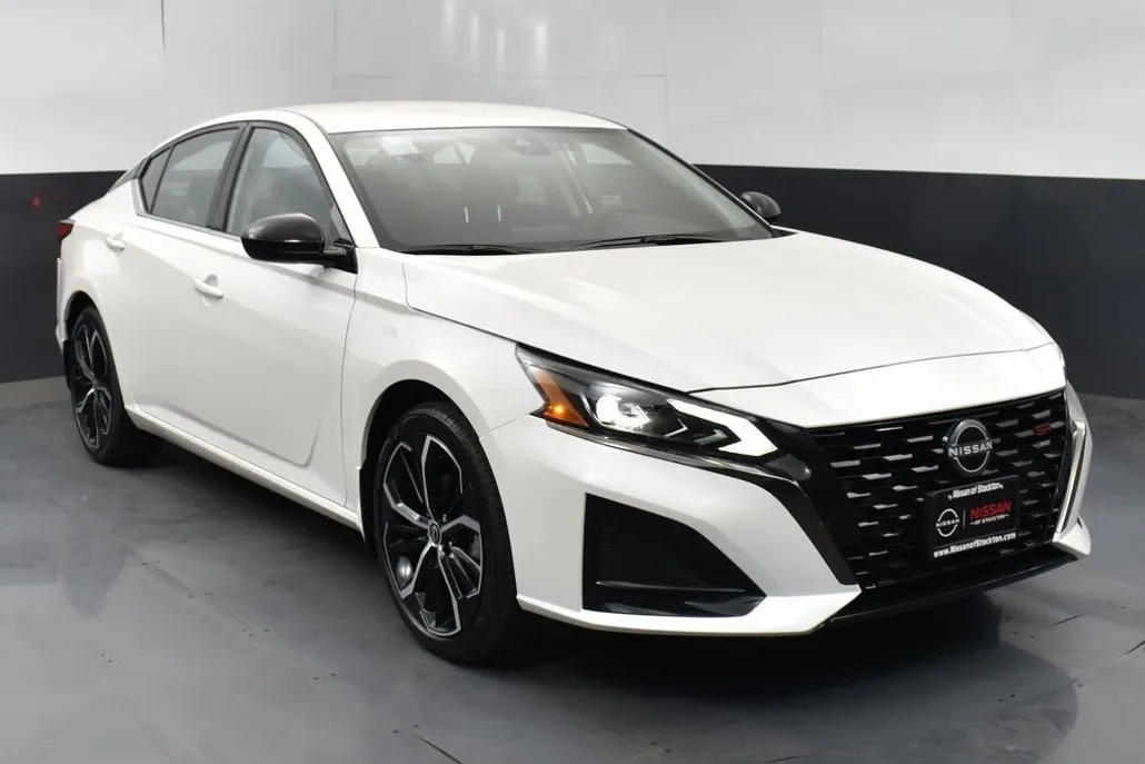 2025 Nissan Altima 2.5 SR photo 1