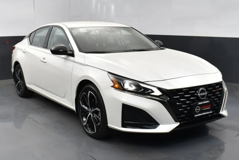 2025 Nissan Altima 2.5 SR photo 1