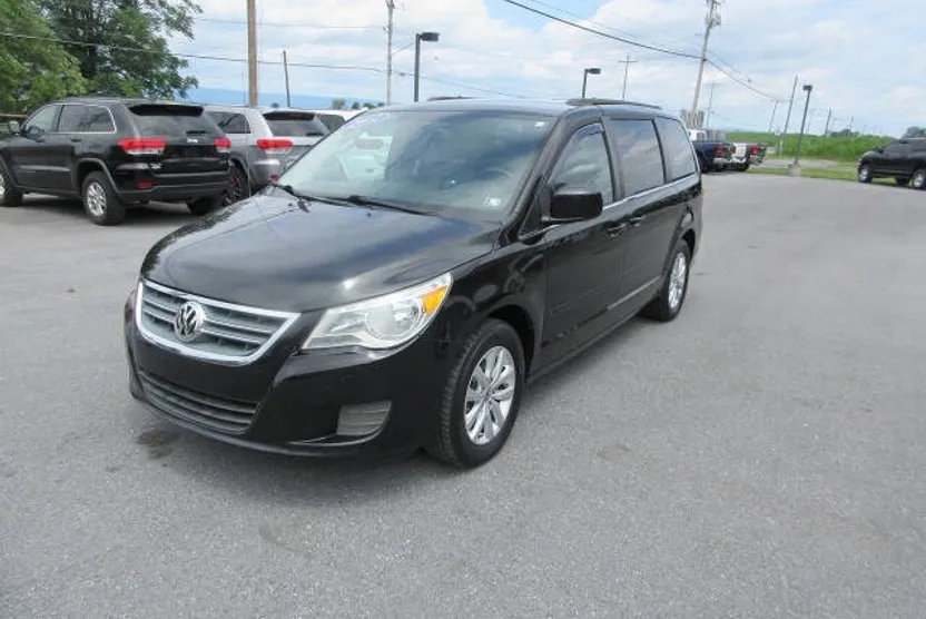 2012 Volkswagen Routan SE photo 1