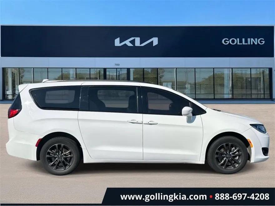 2020 Chrysler Pacifica Touring L photo 1