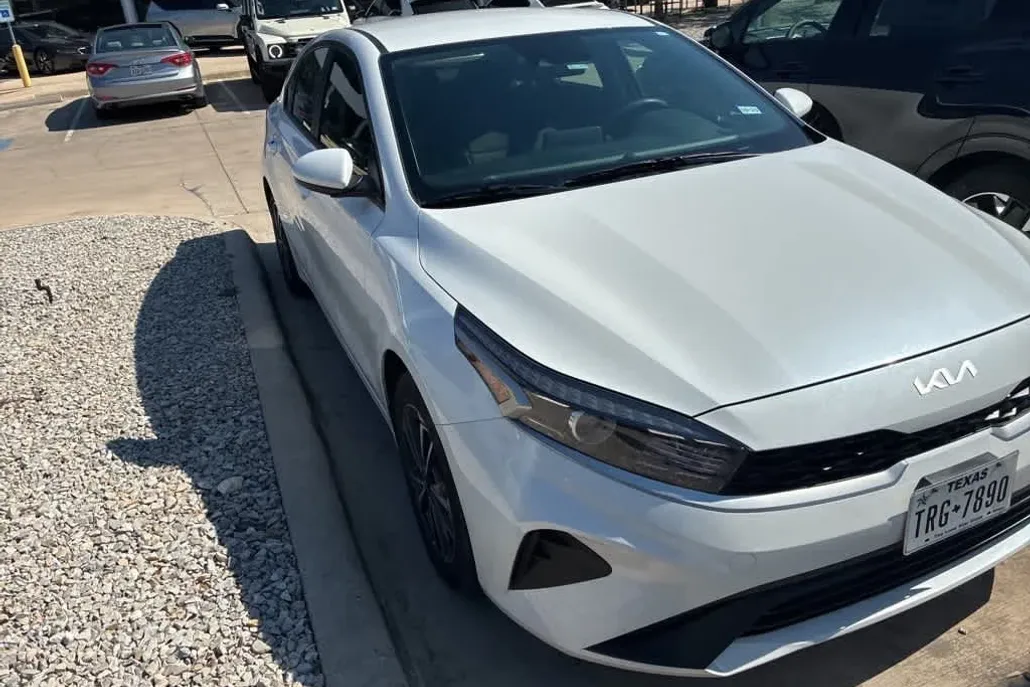 2023 Kia Forte LXS photo 1