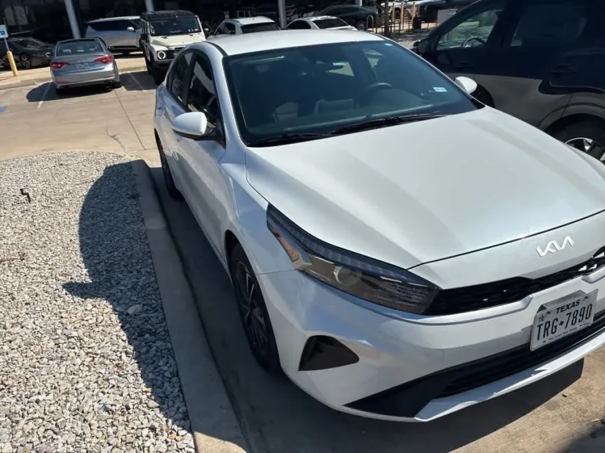 2023 Kia Forte LXS photo 1