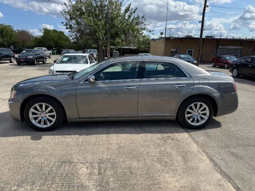 2012 Chrysler 300 Limited photo 1