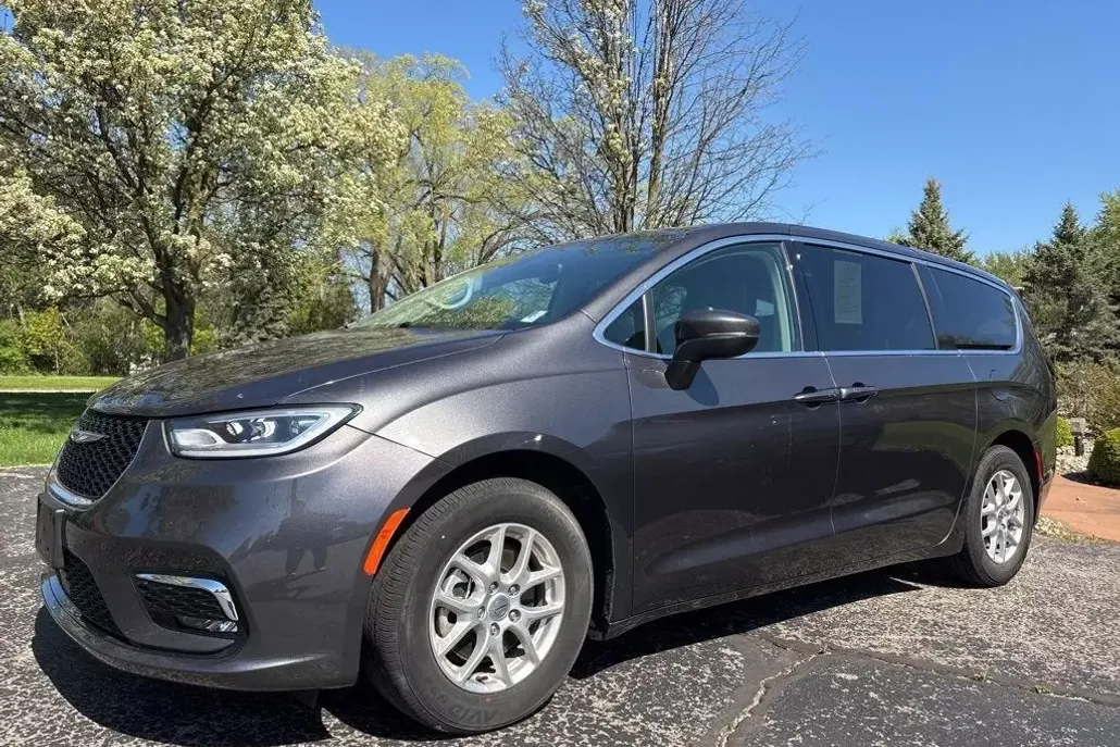 2023 Chrysler Pacifica Touring L photo 1