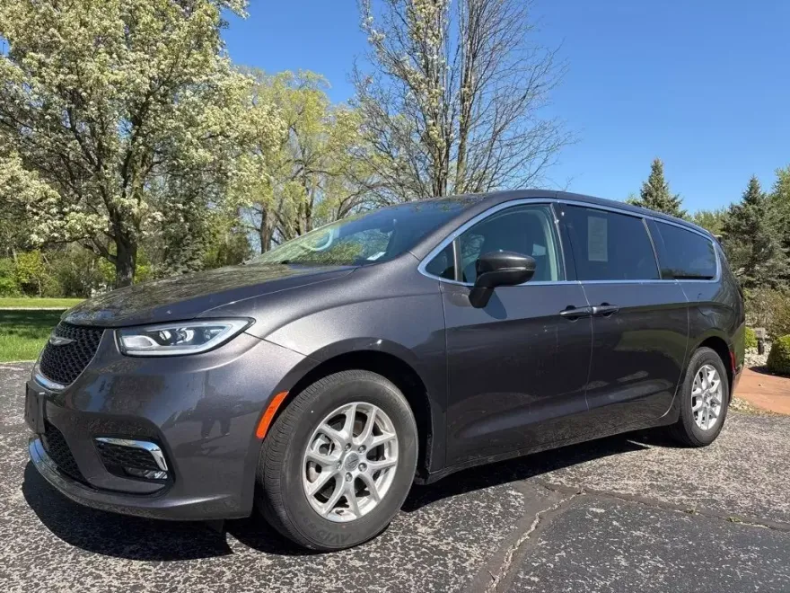 2023 Chrysler Pacifica Touring L photo 1