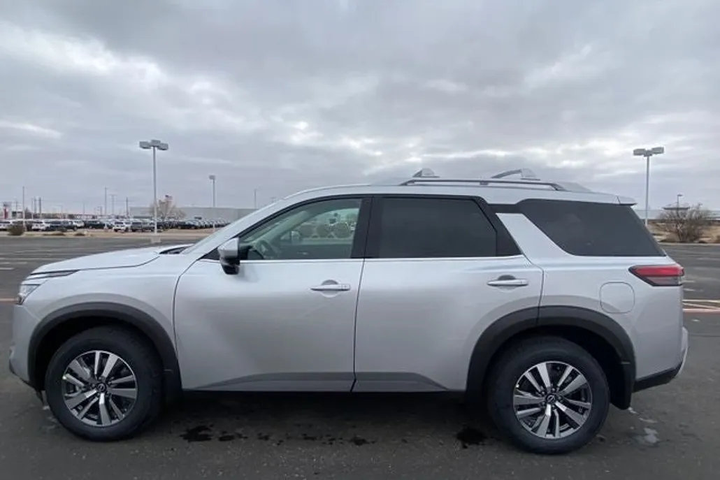 2025 Nissan Pathfinder SL photo 1