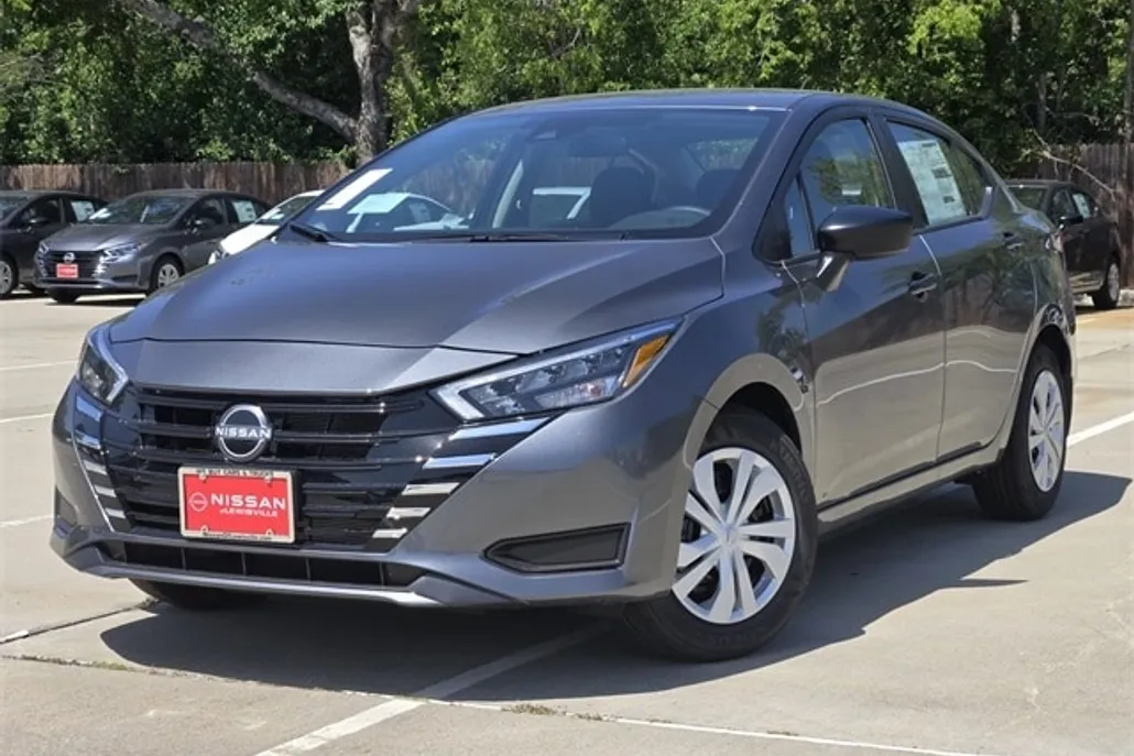 2025 Nissan Versa 1.6 S photo 1