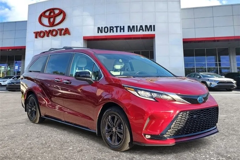 2024 Toyota Sienna XSE photo 1