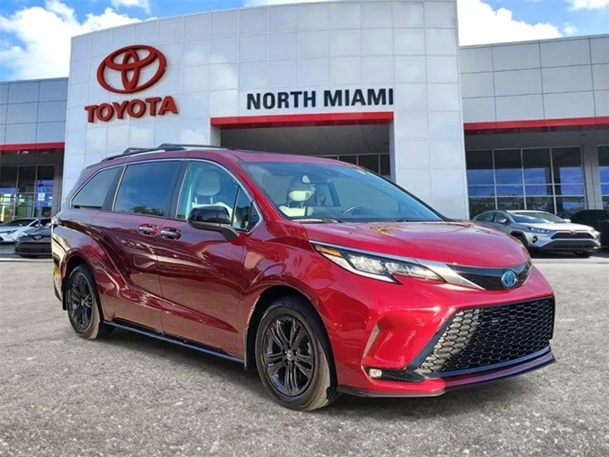 2024 Toyota Sienna XSE photo 1