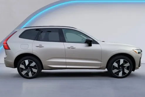 2025 Volvo XC60 Hybrid T8 Plus photo 2