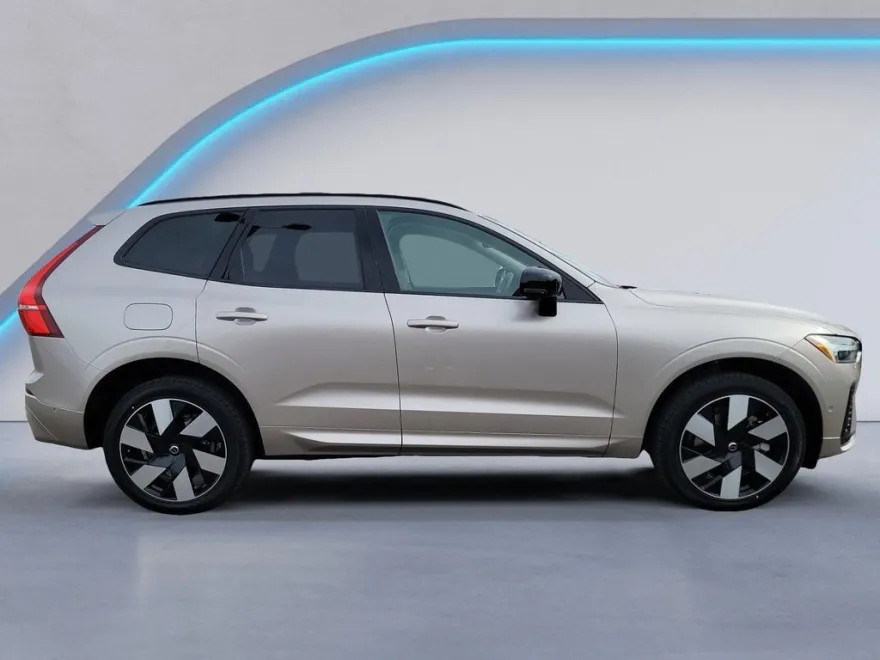 2025 Volvo XC60 Hybrid T8 Plus photo 2