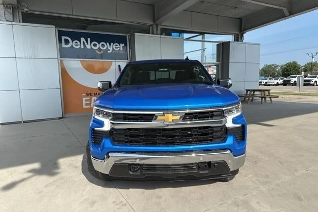 2026 Chevrolet Silverado 1500 LT photo 1