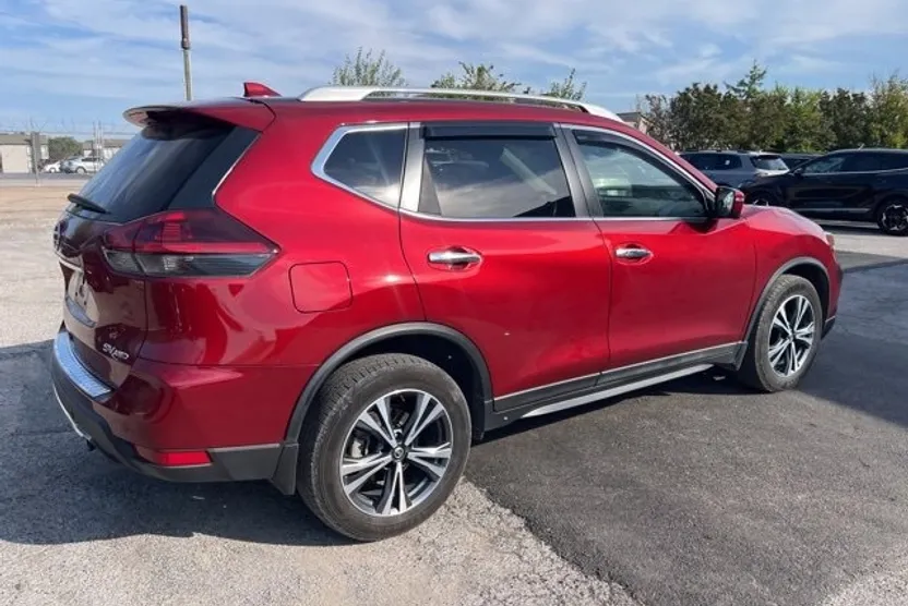 2019 Nissan Rogue SV photo 1